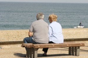 couple de retraités assis sur un banc